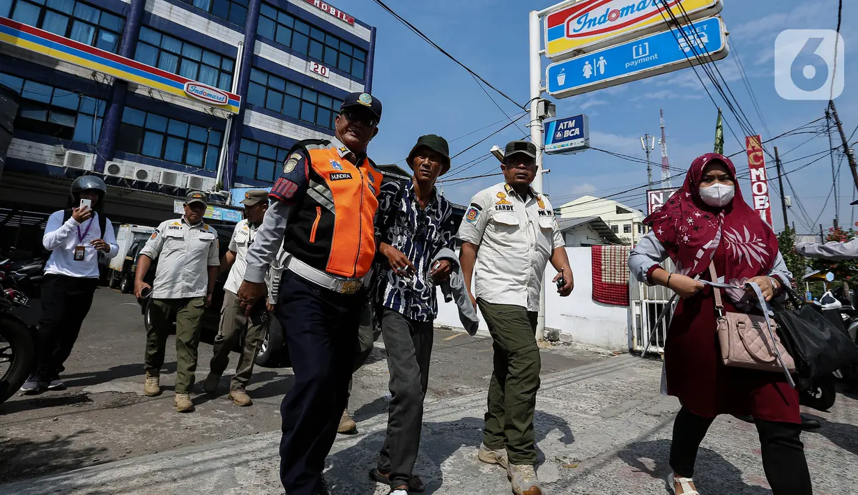 Dinas Perhubungan (Dishub) DKI Jakarta bersama tim gabungan yang terdiri dari Satuan Polisi Pamong Praja (Satpol PP), TNI dan Polri merazia para juru parkir liar, termasuk yang beroperasi di minimarket di Jakarta, Rabu (15/5/2024). (Liputan6.com/Angga Yuniar)