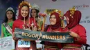 Peraih Juara 1 Fun Run dengan kostum merah serta angklung terunik lomba lari massal Bogor Heritage Run 2016 , Minggu (25/9). BHR 2016 merupakan event lari dengan rute tempat bersejarah di Kota Bogor. (Liputan6.com/Helmi Afandi)