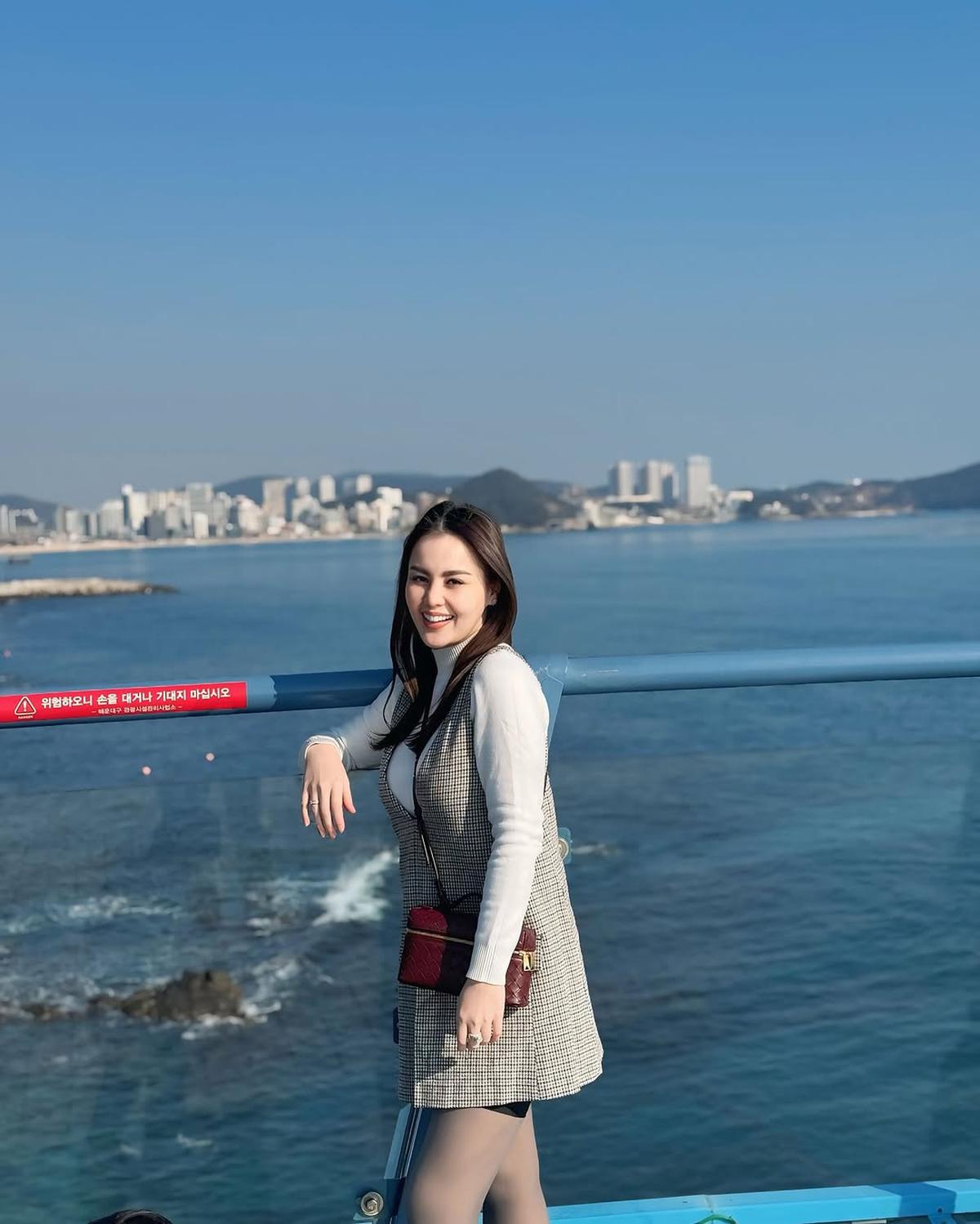 Potret Cantik Jennifer Dunn saat Liburan di Korea Selatan