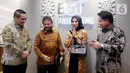 Dirut BSI Hery Gunardi (kanan), didampingi Direktur Sales & Distribution Anton Sukarna (kiri) berbincang dengan nasabah Prioritas di Jakarta, Rabu (12/01/2022). Peluncuran Outlet BSI Prioritas di The Tower Jakarta melengkapi layanan segmen atas yang sudah hadir di 9 kota. (Liputan6.com/HO/BSI)