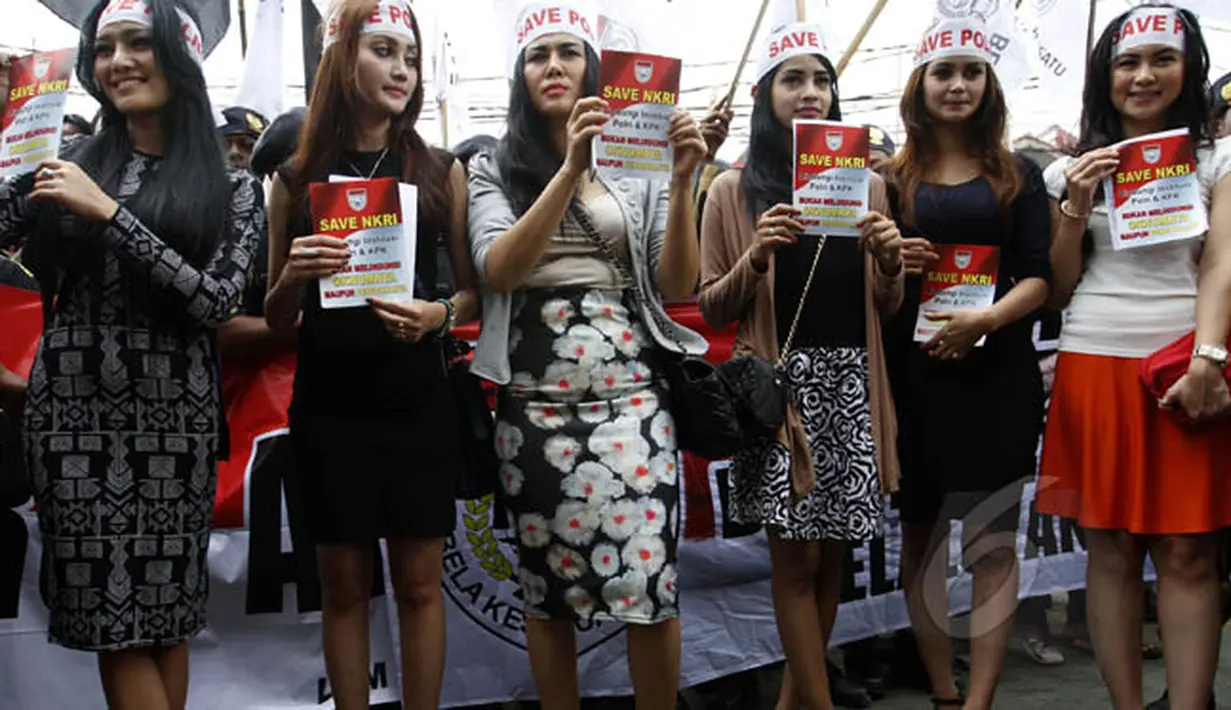 Delapan wanita cantik mengangkat brosur bertuliskan "Save NKRI" saat menggelar aksi unjuk rasa di depan PN Jakarta Selatan, Senin (2/2/2015). (Liputan6.com/Johan Tallo)
