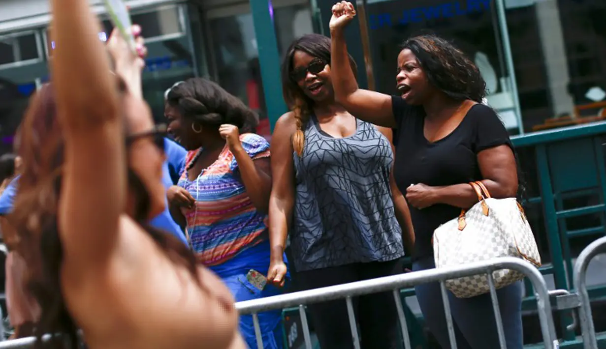 Sejumlah wanita berpartisipasi dalam parade GoTopless di Manhattan, New York City, Minggu (23/8/2015). Aksi tersebut menuntut persamaan hak untuk bertelanjang dada seperti pria. (Kena Betancur/Getty Images/AFP)