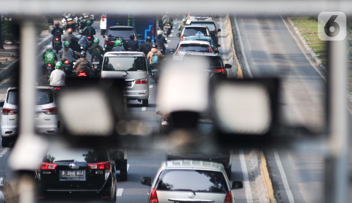 Kendaraan melintasi gerbang Electronic Road Pricing (ERP) di Jalan Medan Merdeka Barat, Jakarta, Rabu (20/11/2019). DKI Jakarta akan mengimplementasikan konsep ERP mulai tahun 2020. (merdeka.com/Iqbal Nugroho)