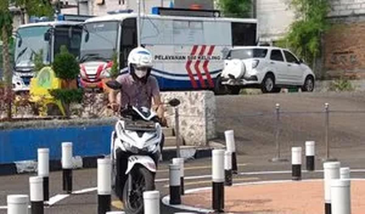 Kakorlantas Polri Irjen Firman Shantyabudi mengungkap, praktik pada Kasat Lantas yang 'jualan' surat izin mengemudi (SIM). Para Kasat Lantas melakukan itu untuk mencapai target penerimaan negara bukan pajak (PNBP).