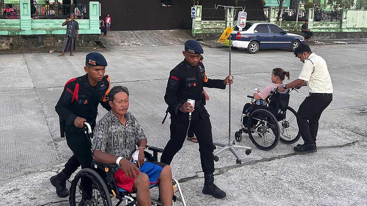 FOTO: Evakuasi Pasien Rumah Sakit Saat Gempa Mengguncang Kota Tarakan