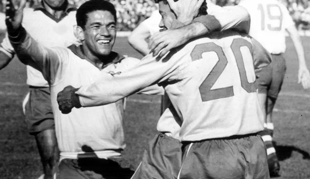 Garrincha bergabung bersama rekannya untuk mengucapkan selamat kepada Amarildo setelah mencetak gol ke gawang Ceko di pertandingan final Piala Dunia FIFA 1962 di Chili (fifa.com)
