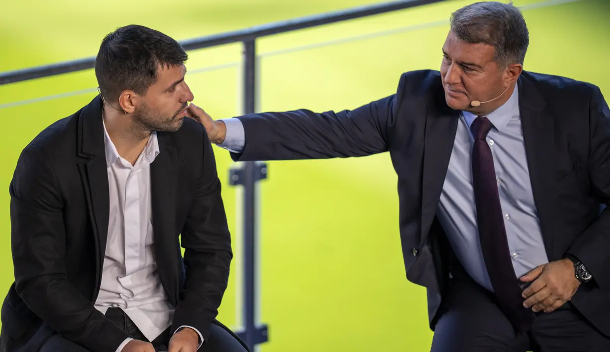 Striker Barcelona Sergio Aguero duduk di sebelah presiden Barcelona Joan Laporta saat konferensi pers di stadion Camp Nou di Barcelona, Spanyol, Rabu (15/12/2021). Sergio Aguero telah mengumumkan pengunduran dirinya dari sepak bola pada hari Rabu karena penyakit jantung. (AP Photo/Emilio Morenatti)