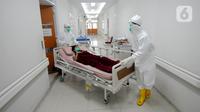 Paramedis memindahkan pasien COVID-19 di RSUD Kota Bogor, Jawa Barat, Jumat (18/6/2021). Tingkat keterisian tempat tidur atau Bed Occupancy Rate (BOR) RSUD Kota Bogor saat ini mencapai 73 persen. (merdeka.com/Arie Basuki)