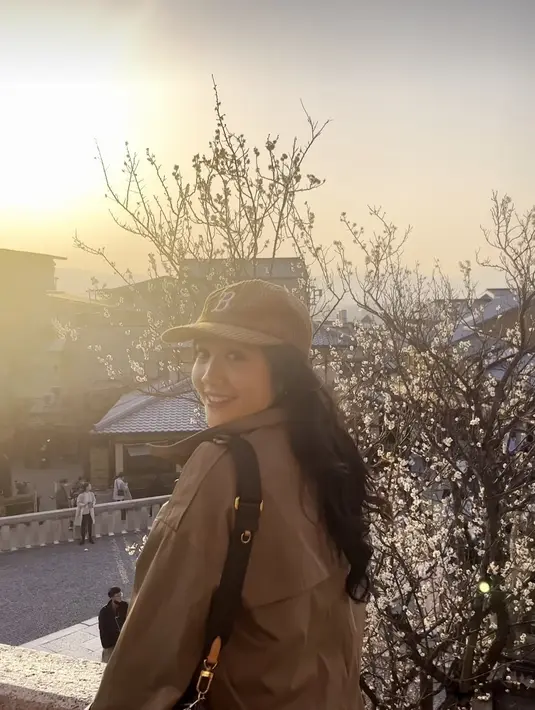 Febbry Rastanty sangat menikmati liburannya kala itu. Terlihat dari senyum manisnya saat berlibur di Eropa