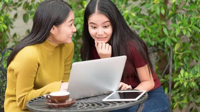 Membaca Berita (ilustrasi)