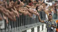 Alex Sandro menyampaikan salam perpisahan untuk fans Juventus (AP)