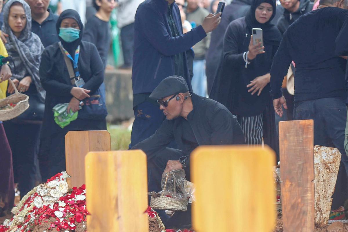 FOTO: Hujan Iringi Pemakaman Vidi Aldiano