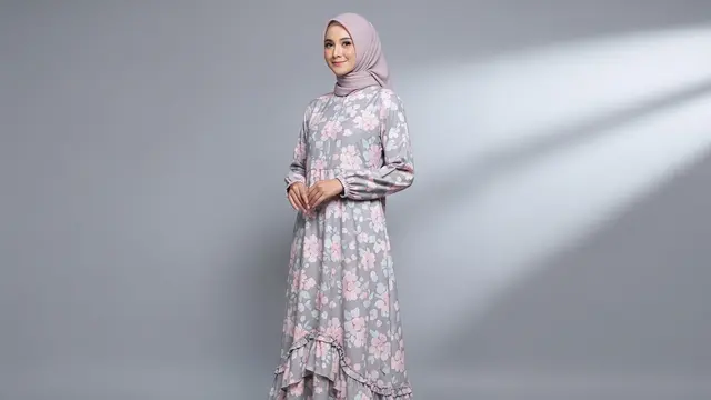 Gamis Motif Bunga Pastel dengan Aksen Ruffle