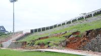 Stadion Stadion Jenderal Hoegeng, Pekalongan, ambruk. (Bola.com/Ronald Seger)