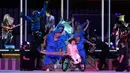 Penghibur tampil dalam upacara pembukaan Paralimpiade 2020 di Stadion Nasional Tokyo, Selasa, 24 Agustus 2021. (AP Photo/Eugene Hoshiko)