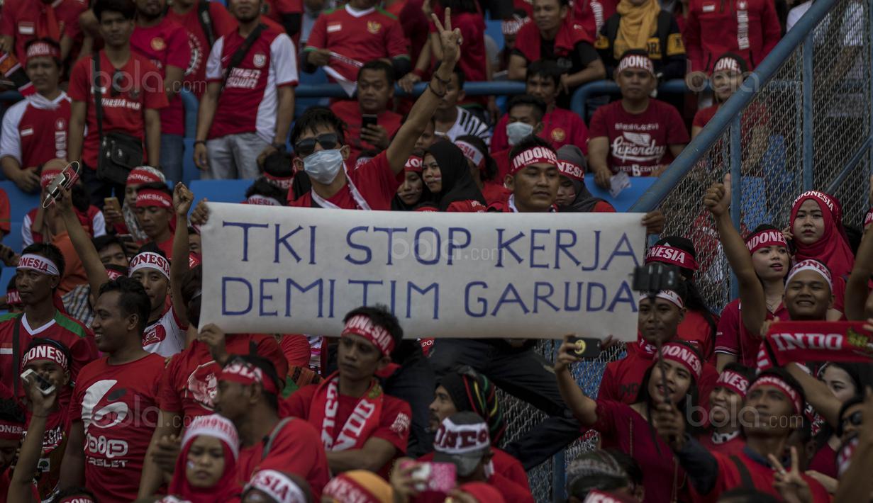 2. Meski bermain di jam kerja tidak mengurangi antusias para suporter untuk mendukung Timnas Indonesia yang bertarung melawan Kamboja. (Bola.com/Vitalis Yogi Trisna)
