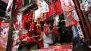 Warga melihat-lihat pernak-pernik Imlek di Kawasan Pasar Glodok Pancoran, Jakarta Barat, Jumat (13/1/2023). Menjelang Imlek yang akan jatuh pada tanggal 22 Januari 2023 mendatang, para pedagang musiman yang menjual pernak-pernik mulai ramai. (Liputan6.com/Johan Tallo)