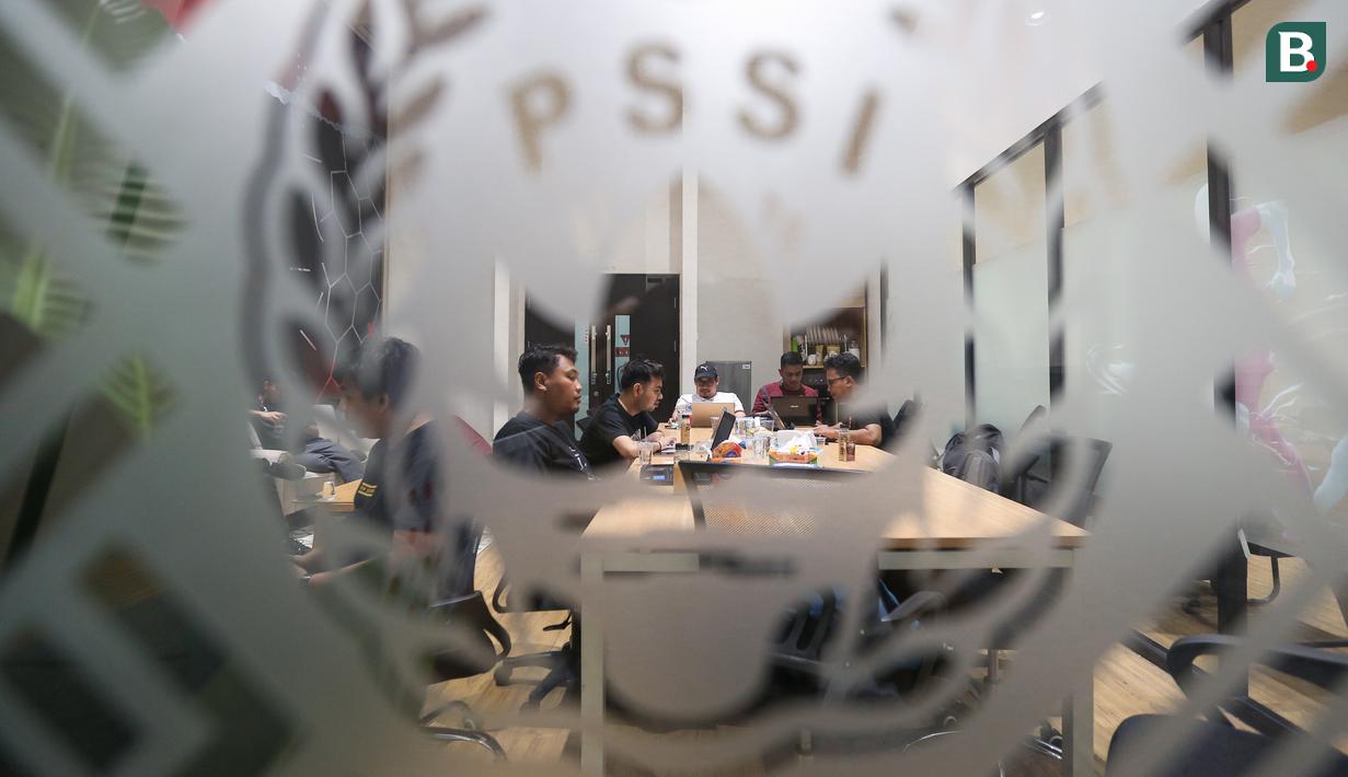 <p>Sejumlah wartawan sedang bekerja setelah&nbsp;Konferensi Pers Update FIFA Match Day dan Hal yang Lainnya di media center PSSI Pers, GBK Arena, Senayan, Jakarta, Jumat (10/03/2023). (Bola.com/Bagaskara Lazuardi)</p>