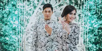 Setelah beberapa waktu lalu resmi melamar, tidak lama lagi, Rizal Armada akan resmi melepas masa lajagnya. Jika tidak ada halangan, pasangan musisi ini akan menikah pada 28 Juni 2018 mendatang. (Instagram/monicaimas)