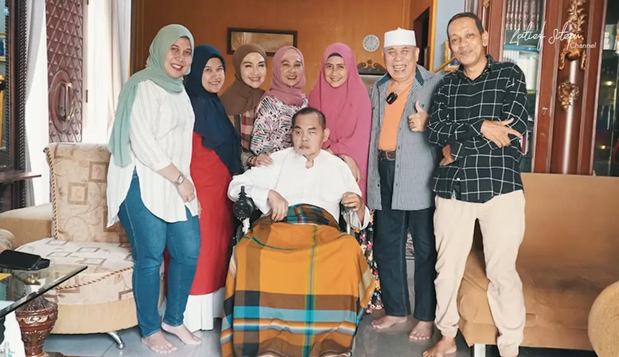 <p>Melalui kanal Youtube-nya, Latief Sitepu menyambangi sahabatnya yang sakit. Beberapa potret terbaru Mat Solar dibagikan di kanal Youtubenya. Dalam potret tersebut, Mat Solar terlihat duduk di kursi roda. [Youtube/Latief Sitepu Channel]</p>