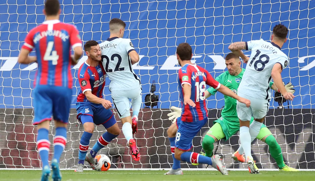 Striker Chelsea, Olivier Giroud (kanan) mencetak gol pembuka untuk timnya ke gawang Crystal Palace dalam lanjutan Liga Inggris di Selhurst Park, Rabu (8/7/2020) dini hari WIB. Lewat pertarungan ketat, Chelsea berhasil menaklukkan Crystal Palace 3-2. (PETER CZIBORRA/ POOL / AFP)