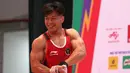 Di angkatan clean and jerk, Rahmat Erwin Abdullah juga sukses menjadi yang terbaik dengan angkatan seberat 190 kg. Ia juga unggul jauh dari pesaingnya di urutan kedua asal Thailand, Anucha Doungsri dengan 181 kg. (Bola.com/Ikhwan Yanuar)