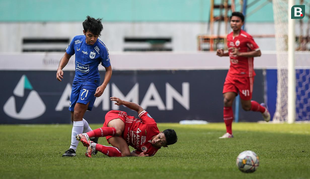 <p>Pemain Persija Jakarta, Ilham Rio Fahmi (kanan) berebut bola dengan pemain PSIS Semarang, M Luthfi Kamal pada laga lanjutan BRI Liga 1 2022/2023 di Stadion Wibawa Mukti, Cikarang, Kamis (16/03/2023). (Bola.com/Bagaskara Lazuardi)</p>