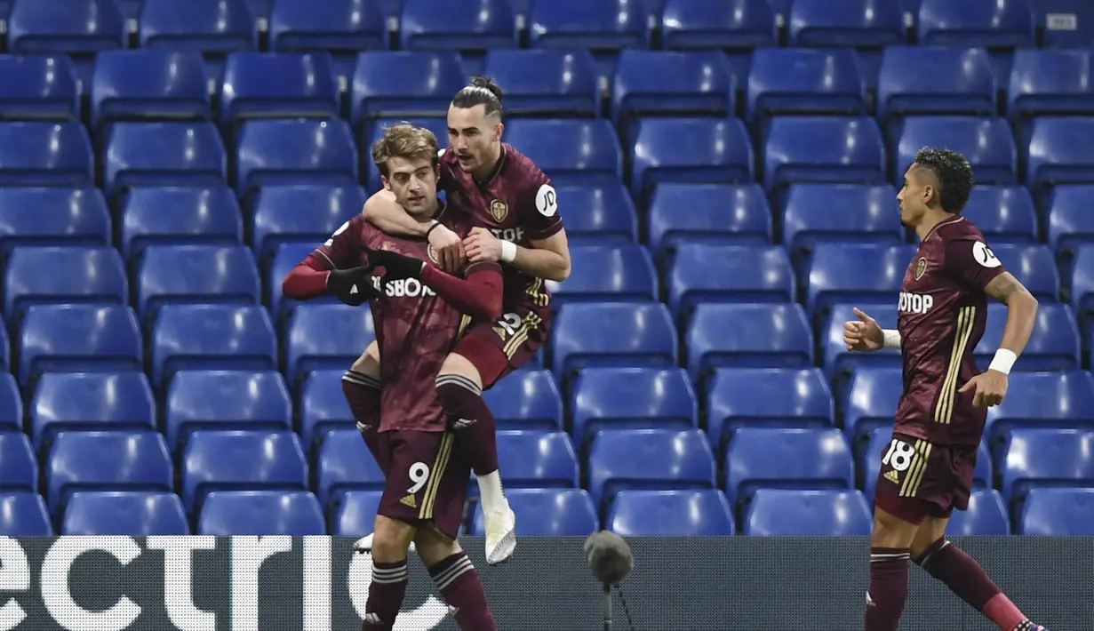 Pemain Leeds United, Patrick Bamford (kiri) berselebrasi bersama rekan-rekannya usai mencetak gol ke gawang Chelsea pada pertandingan lanjutan Liga Inggris di Stamford Bridge di London, Inggris, Minggu (6/12/2020). Chelsea menang 3-1 atas Leeds United. (Daniel Leal-Olivas/Pool via AP)