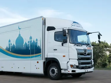 Truk masjid terparkir saat peresmian di Toyota Stadium, Jepang, Senin (23/7). Truk masjid ini disediakan untuk menjamu atlet muslim selama Olimpiade 2020. (Mobile Mosque Executive Committee via AP)