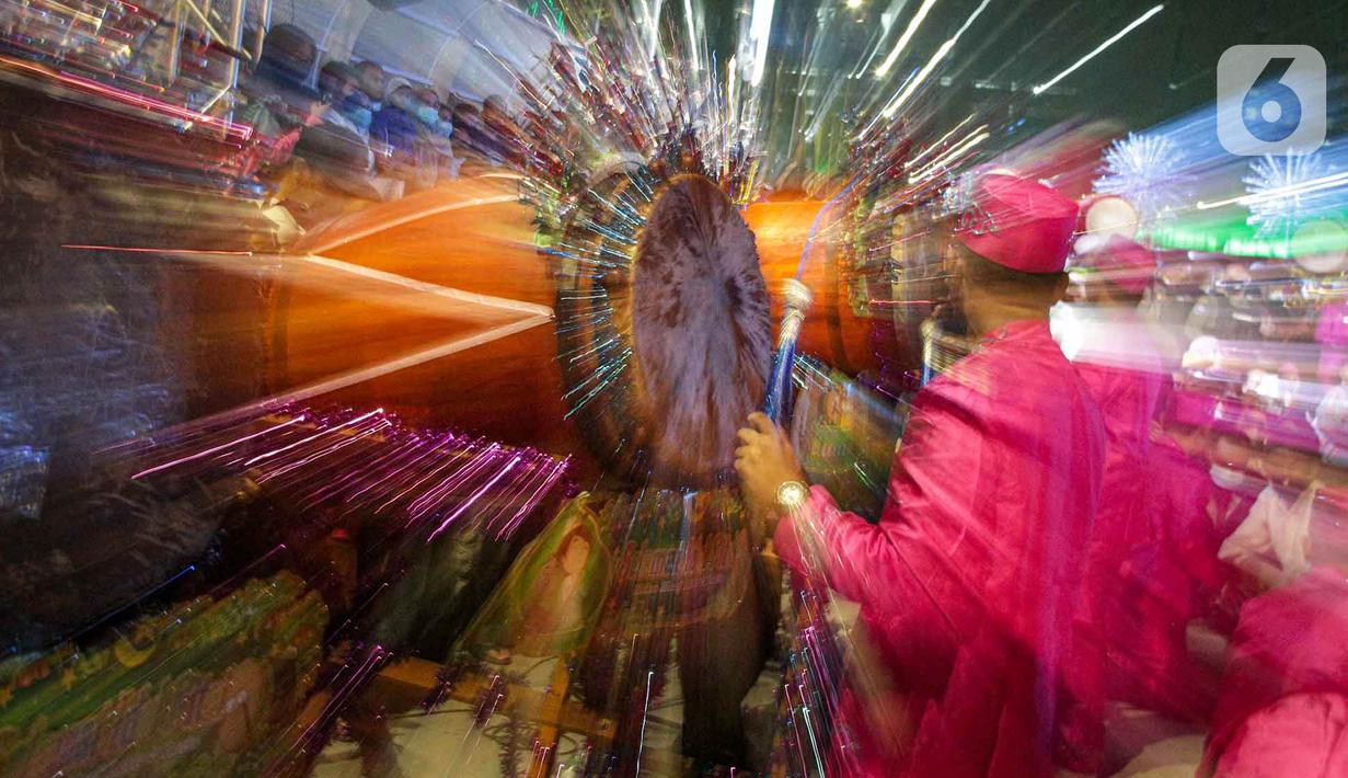 <p>Peserta mengikuti Festival Tabuh Bedug Malam Takbiran di Jakarta International Stadium (JIS), Jakarta, Minggu (1/5/2022). Pemerintah Provinsi DKI Jakarta menyelenggarakan Festival Beduk bertepatan dengan malam menyambut Idul Fitri 1443 Hijriah. (Liputan6.com/Faizal Fanani)</p>