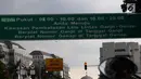 Plang rambu pemberitahuan uji coba ganjil genap terpampang di Jalan Merdeka Timur, Jakarta, (22/4). Uji coba penambahan waktu pembatasan kendaraan ganjil-genap di ruas Sudirman-Thamrin dimulai diuji coba pada Senin (23/4) besok. (Liputan6.com/Johan Tallo)