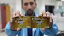 Petugas menunjukkan kartu kredit edisi Asian Games 2018 yang telah dicetak di Unit Pembuatan Kartu Bank Mandiri, Jakarta, Kamis (1/3). (Liputan6com/Angga Yuniar)