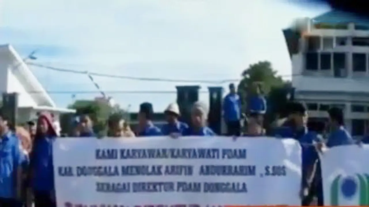 Ratusan Karyawan Tuntut Dirut PDAM Uwe Lino Mundur 