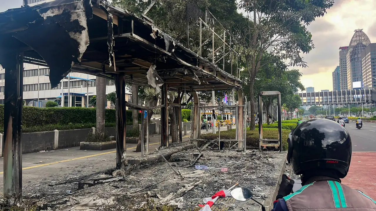 Sejumlah Halte dan Pagar Gedung DPR Rusak Imbas Aksi Massa