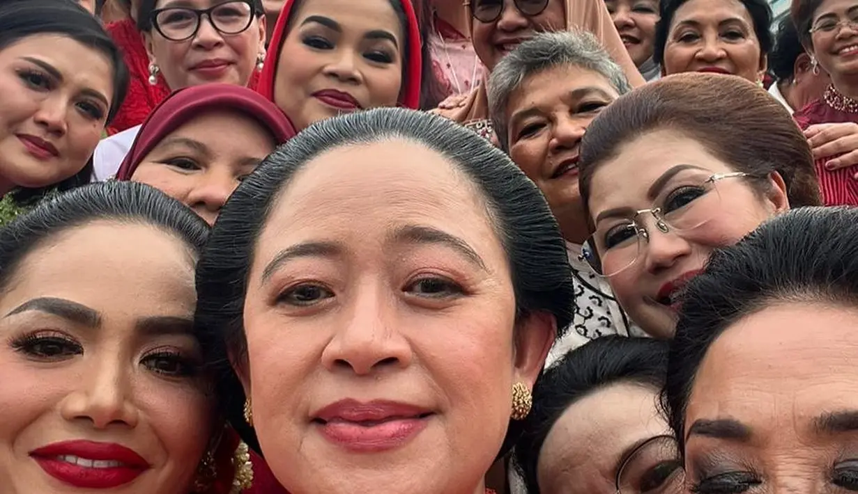 “Rupa rupa swafoto Bersama keluarga Fraksi @pdiperjuangan. Serius sidang dari pagi sampai sore nonstop,tapi urusan foto ngga ketinggalan,” tulis Krisdayanti menyertai foto-foto itu. “Enggak apa-apa ya yang penting kerjanya harus selesai dulu. Alhamdulillah. Merdeka,” imbuh Nyonya Raul Lemos lalu menyematkan emotikon hati merah dan kibar Sang Merah Putih. (Foto: Dok. Instagram @krisdayantilemos)