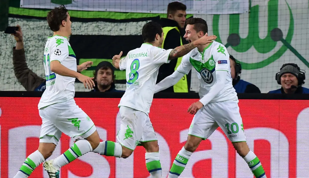 Para pemain Wolfsburg merayakan gol rekannya, Vieirinha (tengah) pada lanjutan Liga Champions di Stadion VfL Woslfsburg Arena, Rabu (9/12/2015) dini hari WIB. (AFP Photo/John Macdougall)