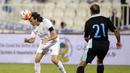 Pemain Real Madrid Legends, Jose Amavisca menyundul bola saat laga persahabatan melawan BaniYas FC di Abu Dhabi, UEA, Jumat (4/12/2015). (EPA/Ali Haider)