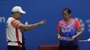 Pelatih Indonesia, Richard Mainaky, memberi arahan kepada Melati Oktavianti, saat melawan wakil Jerman, Mark Lamsfuss/Isabel Herttrich pada Indonesia Open 2019 di Istora, Jakarta, Selasa (16/7). Indonesia takluk 20-22, 14-17. (Bola.com/M Iqbal Ichsan)