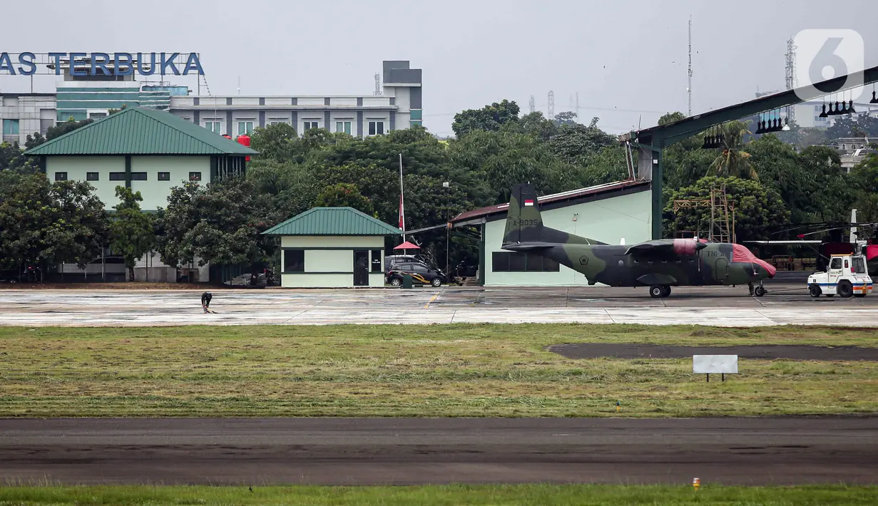 Sebuah pesawat TNI parkir di Apron Bandara Pondok Cabe, Pamulang, Tangerang Selatan, Banten, Rabu (29/12/2021). Kementerian Perhubungan menunjuk Bandara Pondok Cabe dan Bandara Soekarno-Hatta sebagai bandara pengganti selama revitalisasi Bandara Halim Perdanakusuma. (Liputan6.com/Faizal Fanani)