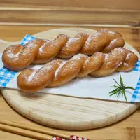Ilustrasi donat kepang./Copyright shutterstock.com/g/sungsu+han