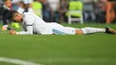 Penyerang Real Madrid, Cristiano Ronaldo berbaring di lapangan seusai kehilangan satu gol pada laga pekan lima La Liga melawan Real Betis di Santiago Bernabeu, Rabu (20/9). Real Madrid menyerah di tangan Real Betis 0-1. (GABRIEL BOUYS/AFP)