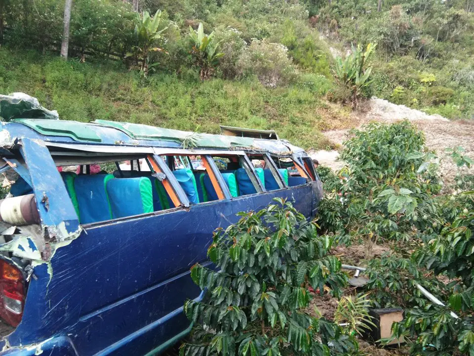 Bus saat melaju di tikungan kehilangan kendali, sehingga masuk ke jurang. (Liputan6.com/Reza Efendi)