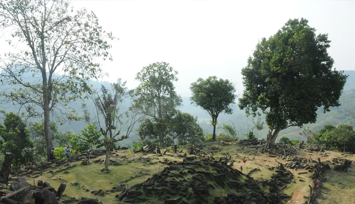 Salah satu pemandangan dari atas salah satu teras yang ada di areal situs Gunung Padang di Kampung Cimanggu, Cianjur, Jawa Barat, (19/9/2014). (Liputan6.com/Helmi Fithriansyah)