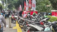 Ketika Trotoar Jadi Parkiran saat Pesta Rakyat Monas
