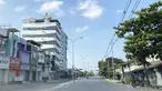 Sebuah jalan kosong terlihat di Mandalay, Myanmar tengah, Jumat (10/12/2021). Banyak kantor, toko dan restoran tutup dan orang-orang tinggal di dalam rumah sebagai protes atas pengambilalihan militer ketika aksi mogok senyap atau yang mereka sebut "silent strike". (AP Photo)