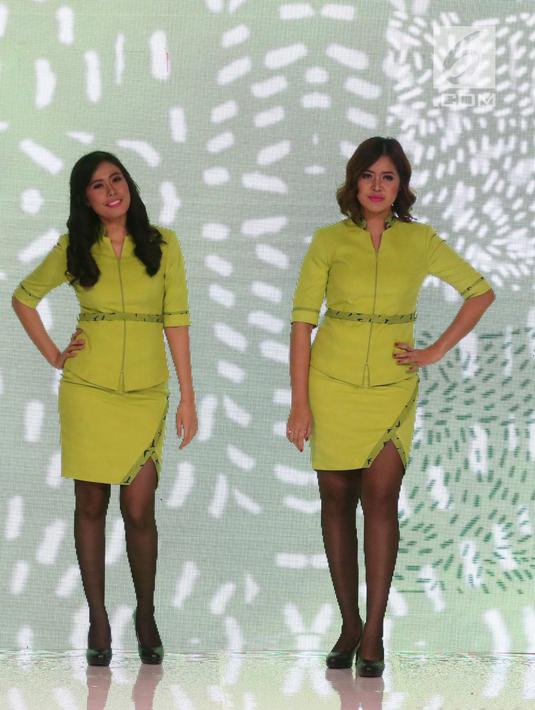 Model memakai seragam baru awak kabin Citilink Indonesia di Jakarta, Senin (19/3). Menurut Dirut Citilink Indonesia Juliandra Nurtjahjo, pembaruan seragam dianggap berhasil jika Citilink mendorong pelayanan lebih baik lagi. (Liputan6.com/Arya Manggala)