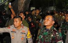 Dua Jenderal di Balik Barikade Kawat Berduri, Turun Tangan saat Pendemo Sampai Malam Aksi di KPU