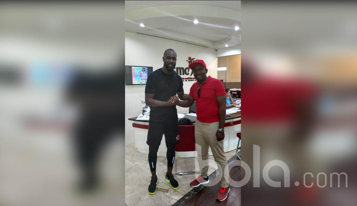 Mantan penyerang Timnas Inggris, Carlton Cole usai menjalani tes kesehatan. Rencananya Carlton Cole akan bermain di Persib. (Bola.com/Dok. Pribadi/Abdi Satria)