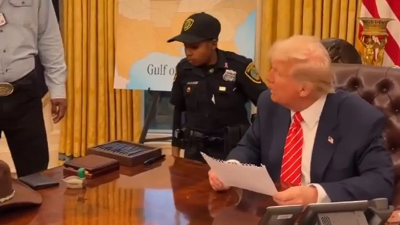 Presiden Donald Trump secara mengejutkan mengangkat DJ Daniel, seorang bocah 13 tahun yang berjuang melawan kanker otak, menjadi agen kehormatan Dinas Rahasia Amerika Serikat (US Secret Service) (Dok. White House).
