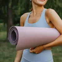 Memilih matras yoga yang tepat sangat penting untuk mengoptimalkan latihan Anda. [Dok/Pexels.com/olia danilevich].